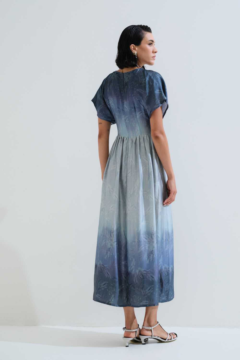 Φόρεμα με λάστιχο στο V