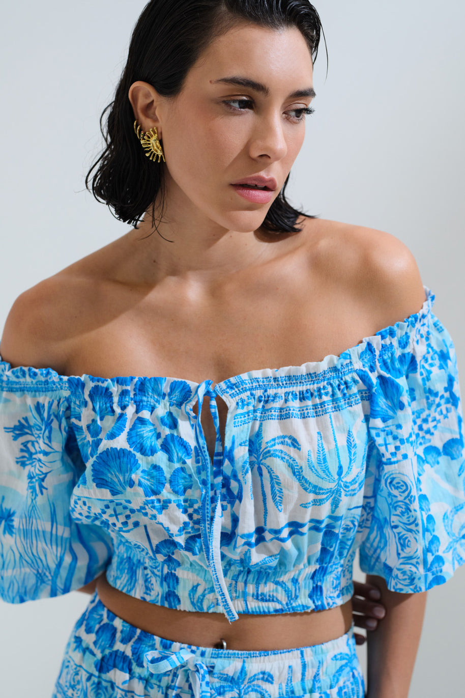 Τοπ κοντό έξω ώμοι κοχύλια