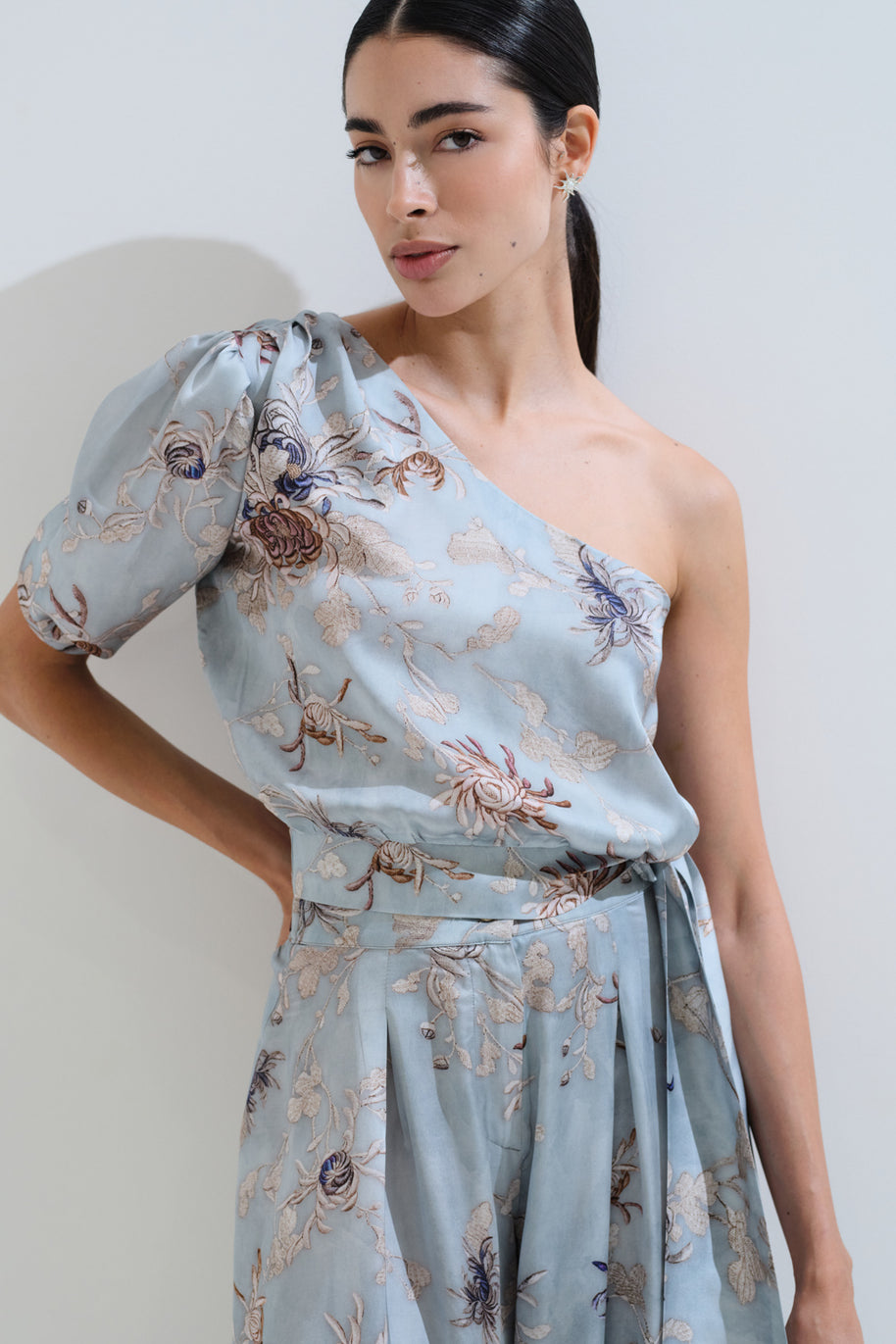 Μπλούζα σατέν έξω ώμος