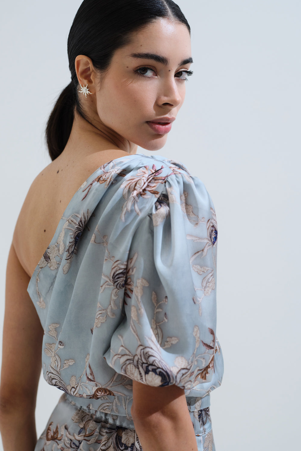 Μπλούζα σατέν έξω ώμος