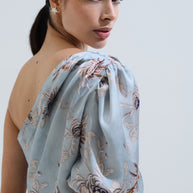 Μπλούζα σατέν έξω ώμος