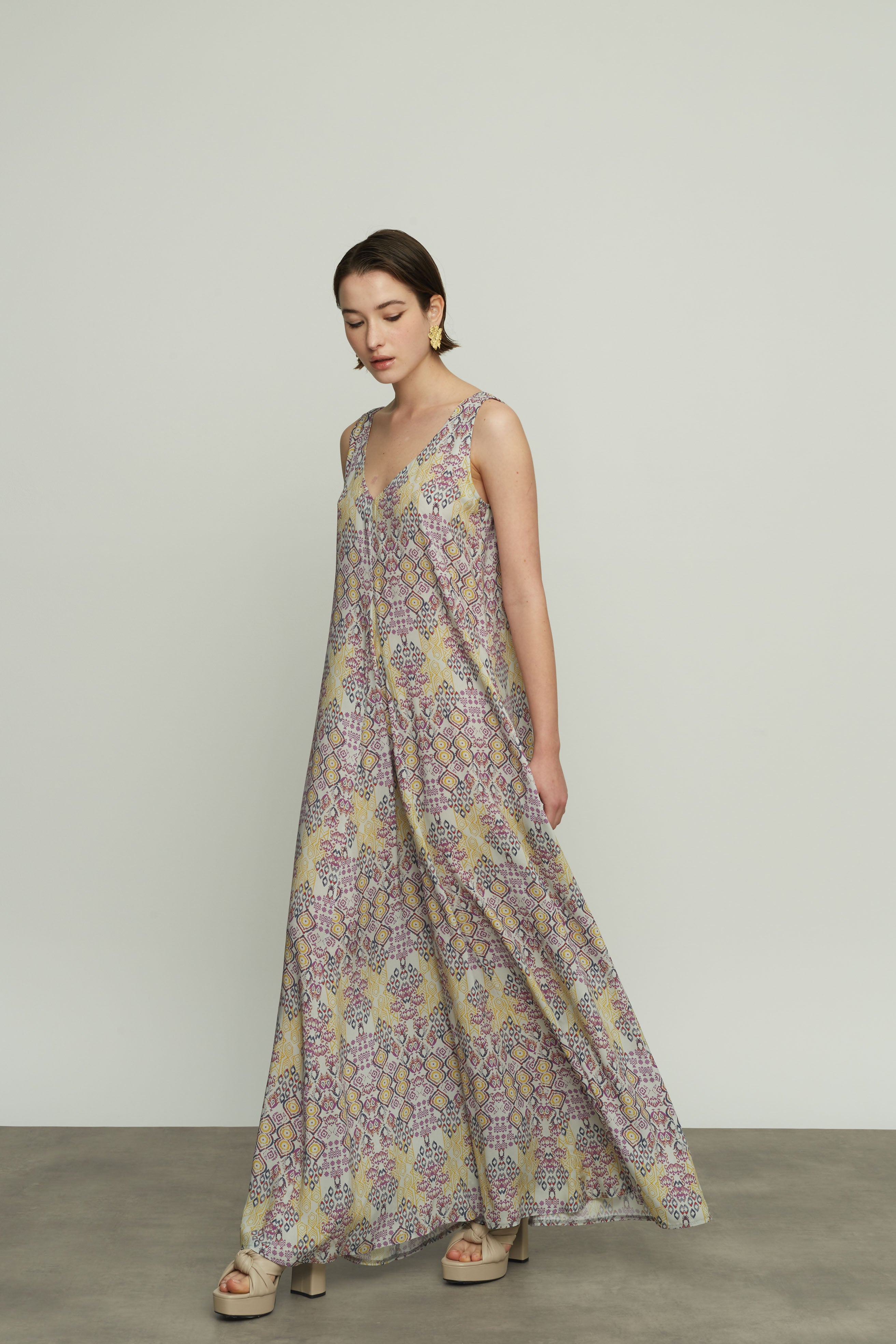 Dress in a Wide Line